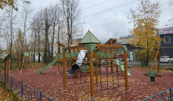 В иркутском парке Победы обустроили новую площадку                            