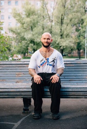 Шурик Гамп, Ляйсан Калугина, Павел Новосельцев и ботаник Джиган: ТНТ делится новыми кадрами из новогоднего телефильма «Невероятные приключения Шурика»                            