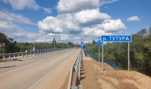 В Жигаловском районе запустили движение легковых автомобилей по понтонному мосту через реку Лена                            