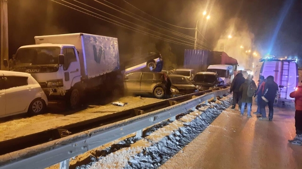 В Иркутске коммунальная авария стала причиной массового ДТП с 15 машинами