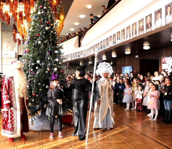 
			Более 800 ребятишек собрались на новогоднюю ёлку мэра для детей Иркутского района   		