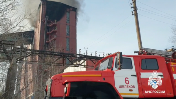 В Приангарье тушат пожар на предприятии по переработке древесного угля