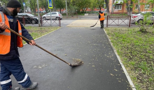 В Иркутске продолжают уборку дорог и тротуаров                            