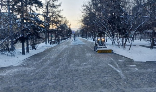 В Иркутске продолжается уборка дорог, тротуаров, дворовых и общественных территорий                            