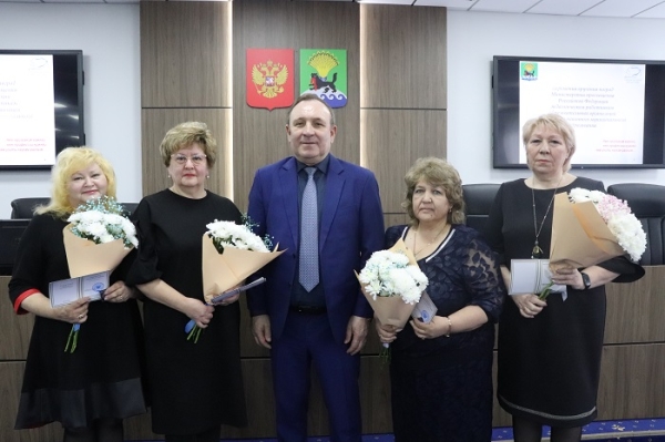 
				Награды Минпросвещения РФ получили 35 работников образования Иркутского района			