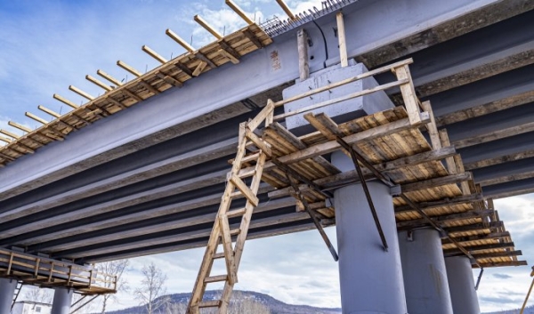В Усть-Куте продолжается реконструкция моста через реку Куту                            
