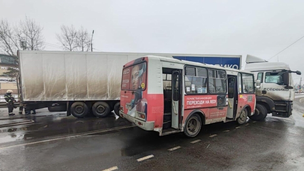 В ДТП с автобусом в Иркутске пострадали пять человек, в том числе двое детей