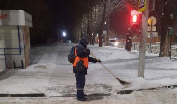 В Иркутске устраняют последствия снегопада                            