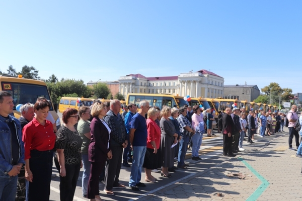 
			Новые автобусы получили семь школ Иркутского района по федеральной программе		