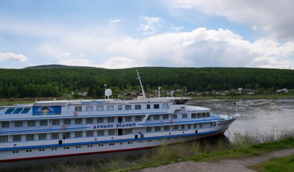 Туристический теплоход впервые за семь лет отправился из Усть-Кута в Якутск                            